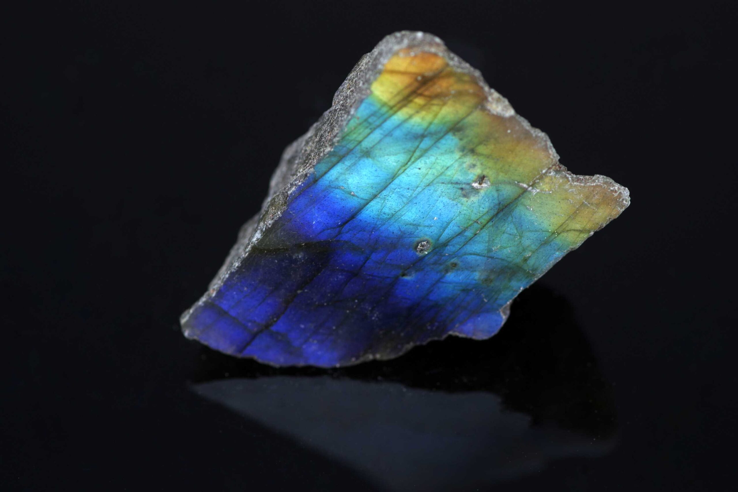 Labradorite_crystal-scaled